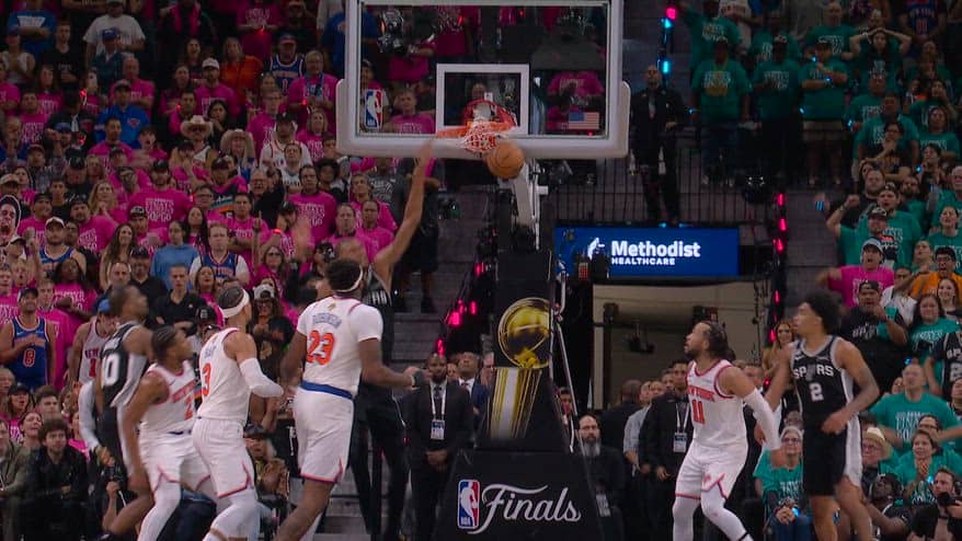 NBA Finals, Wembanyama vola a schiacciare in gara-1
