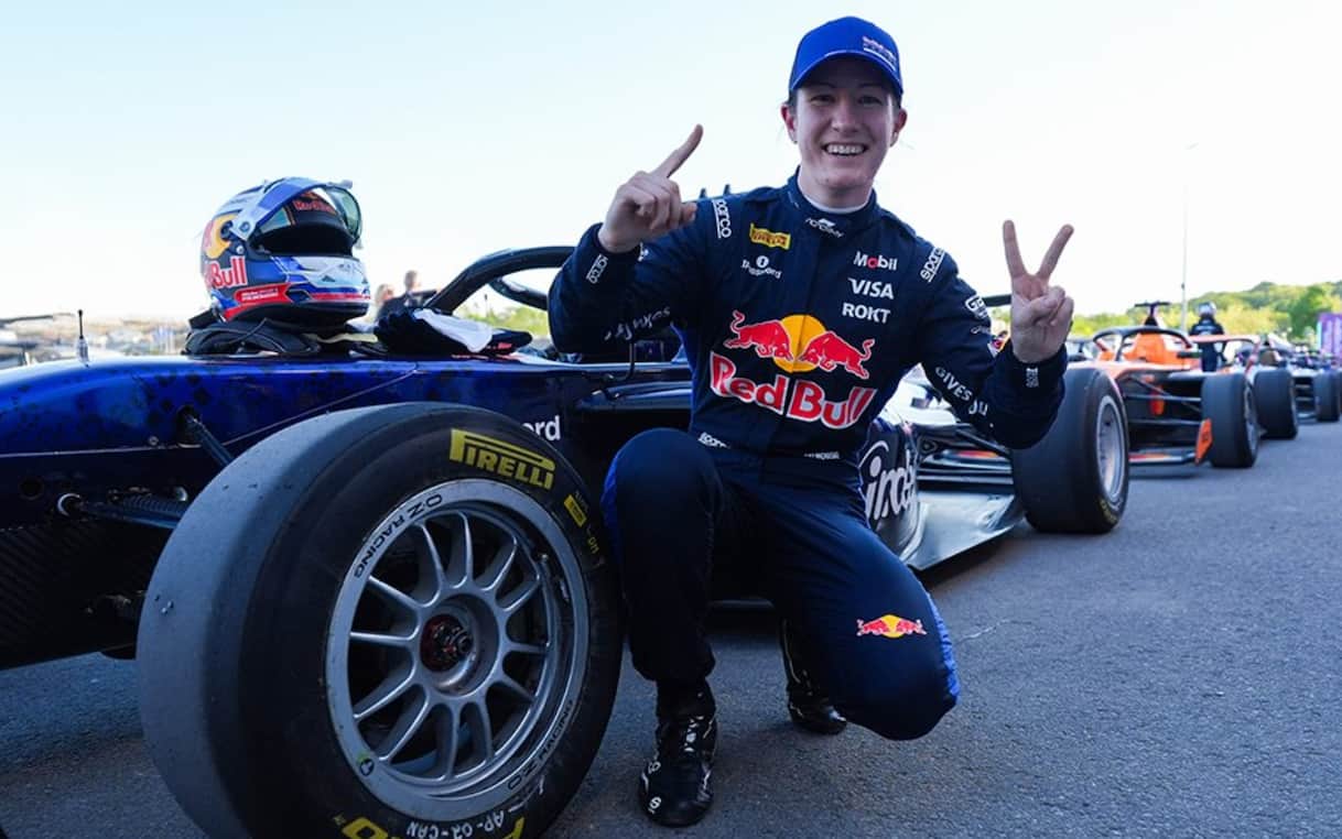 https://sport.sky.it/assets/images/1b2d6e6647a7e195d0a298023756a351ed572f8d/skysport/it/motori/formula-1/video/2026/05/23/f1-academy-gp-canada-2026-ultimo-giro-1100168/f1_academy_twitter_palmowski_2026.jpg?im=Resize,width=1218