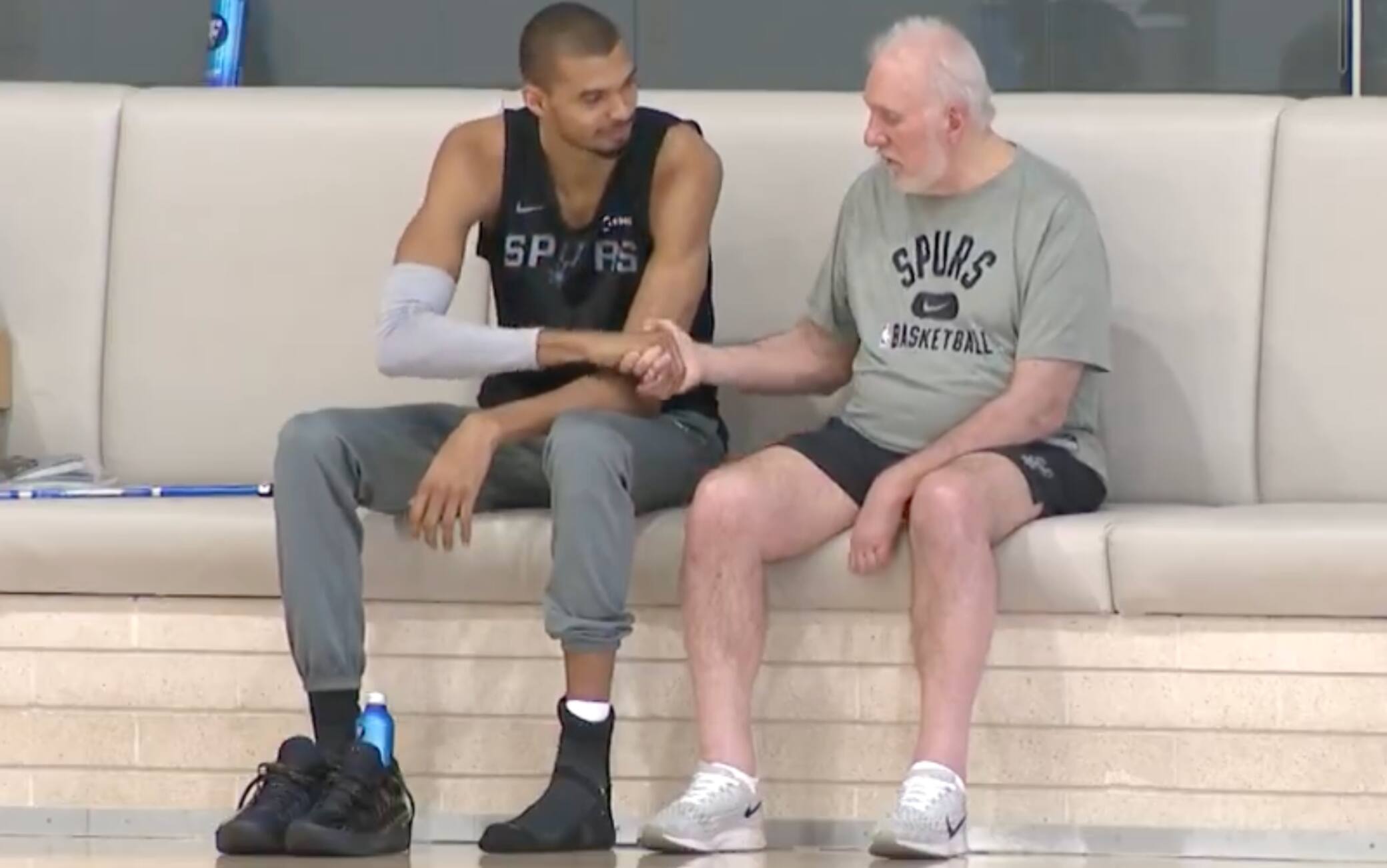 Coach Popovich torna 'a casa': la visita al campo d'allenamento degli Spurs 
