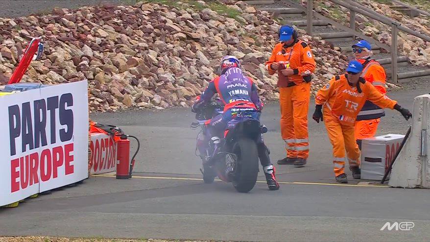 Toprak, problemi sulla moto prima del via: fumo dal motore