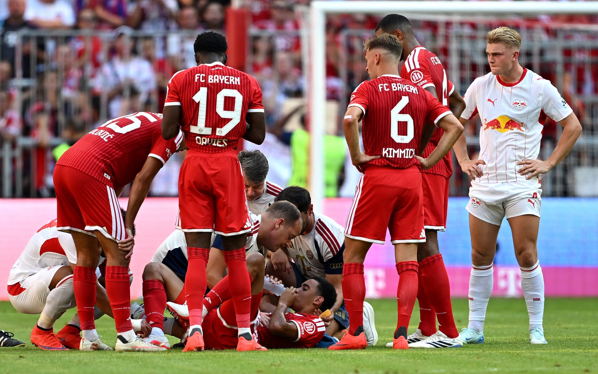Musiala sviene durante l'amichevole Bayern Monaco-Lipsia: il tedesco sta bene