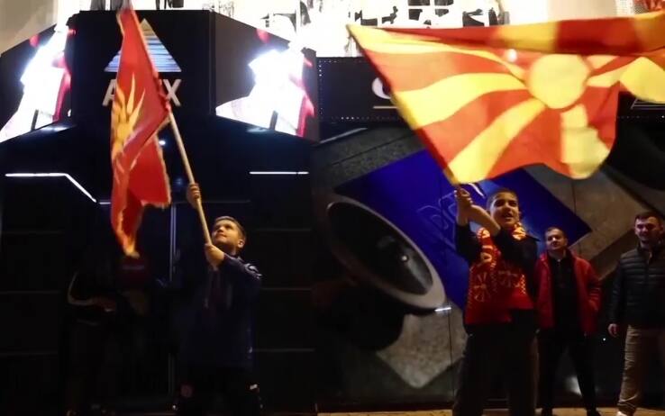 I tifosi della Macedonia del Nord in piazza a Skopje al rientro della Nazionale