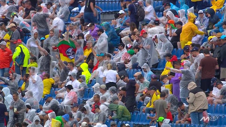 GP Brasile, pubblico scatenato nonostante la pioggia