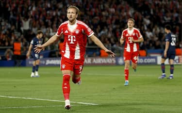 epa12920095 Harry Kane of Bayern celebrates after scoring the opening goal during the UEFA Champions League semi-final match between Paris Saint-Germain and Bayern Munich in Paris, France 28 April 2026.  EPA/YOAN VALAT
