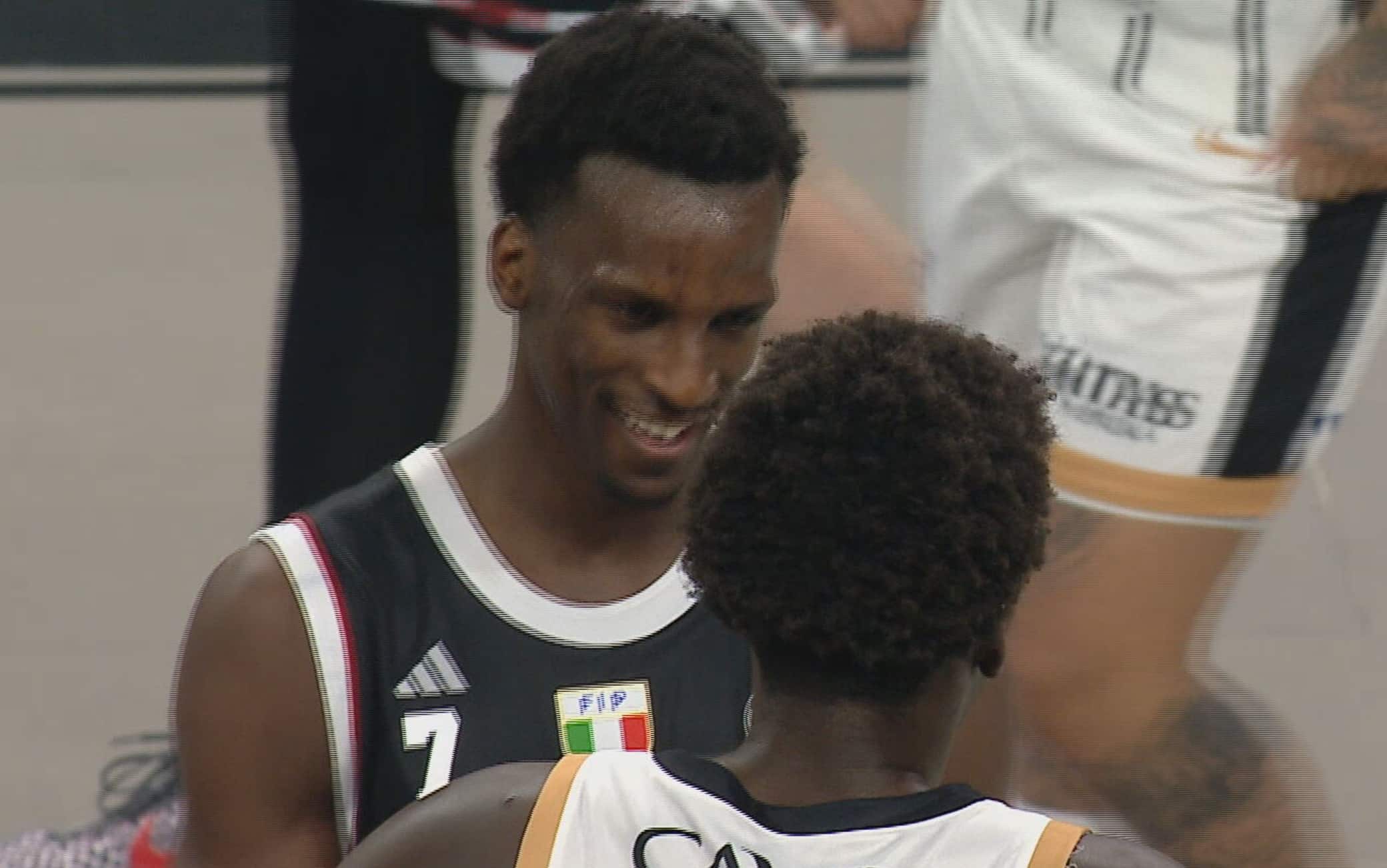 Playoff LBA, Cheickh Niang fa fallo e protesta, il fratello Saliou lo redarguisce. VIDEO