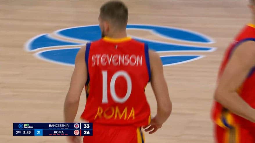 Eurocup, che giocata di Erik Stevenson: veronica e canestro