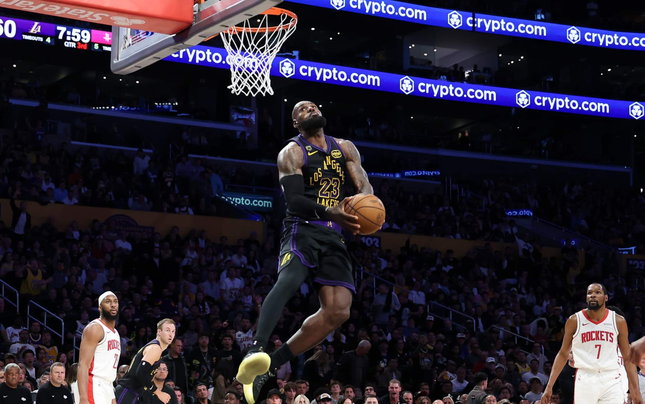 NBA, incredibile LeBron: schiacciata in reverse a 41 anni, la Crypto.com Arena esulta