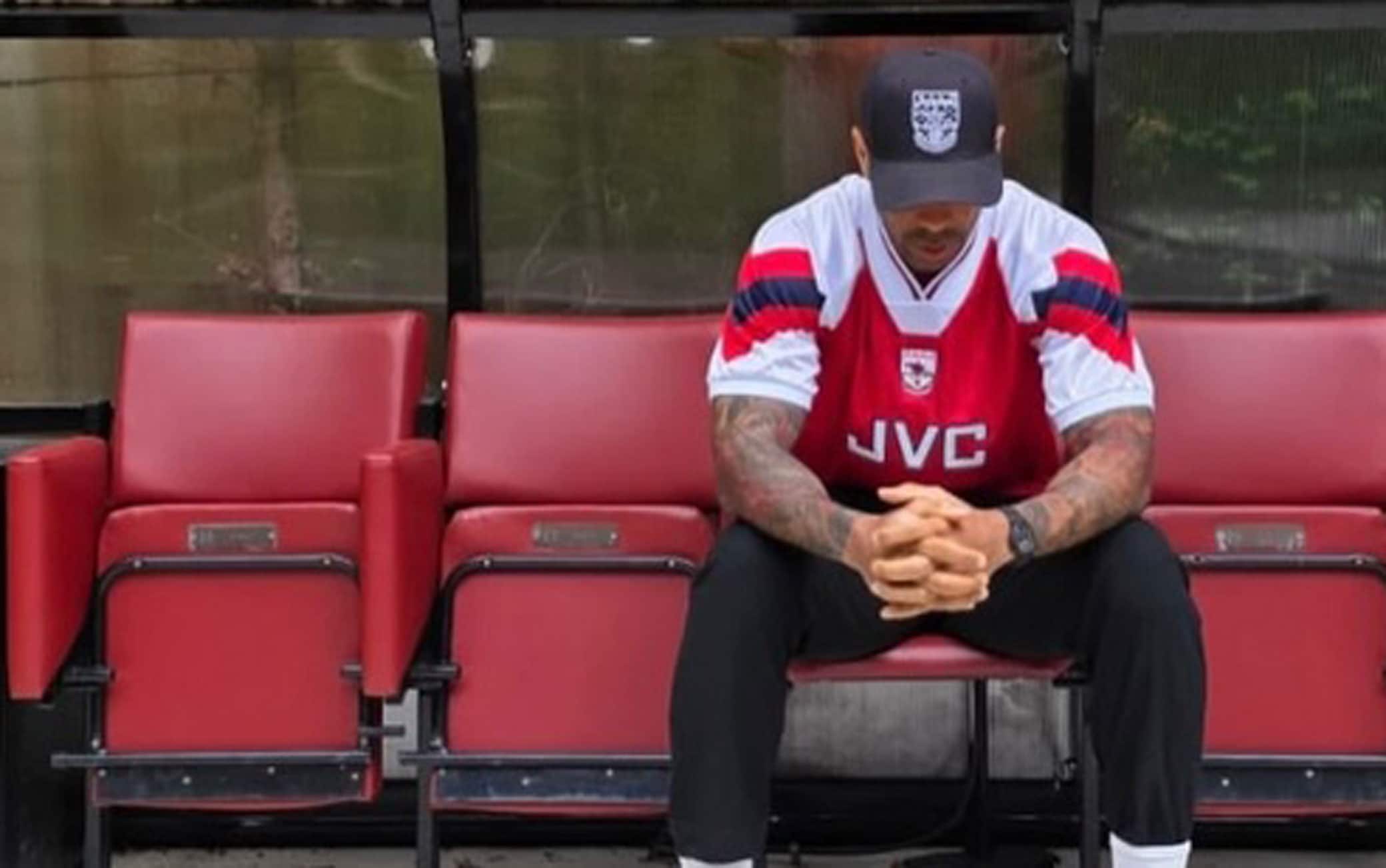 Arsenal campione: l'omaggio di Henry con la maglia storica e il pensiero per i figli