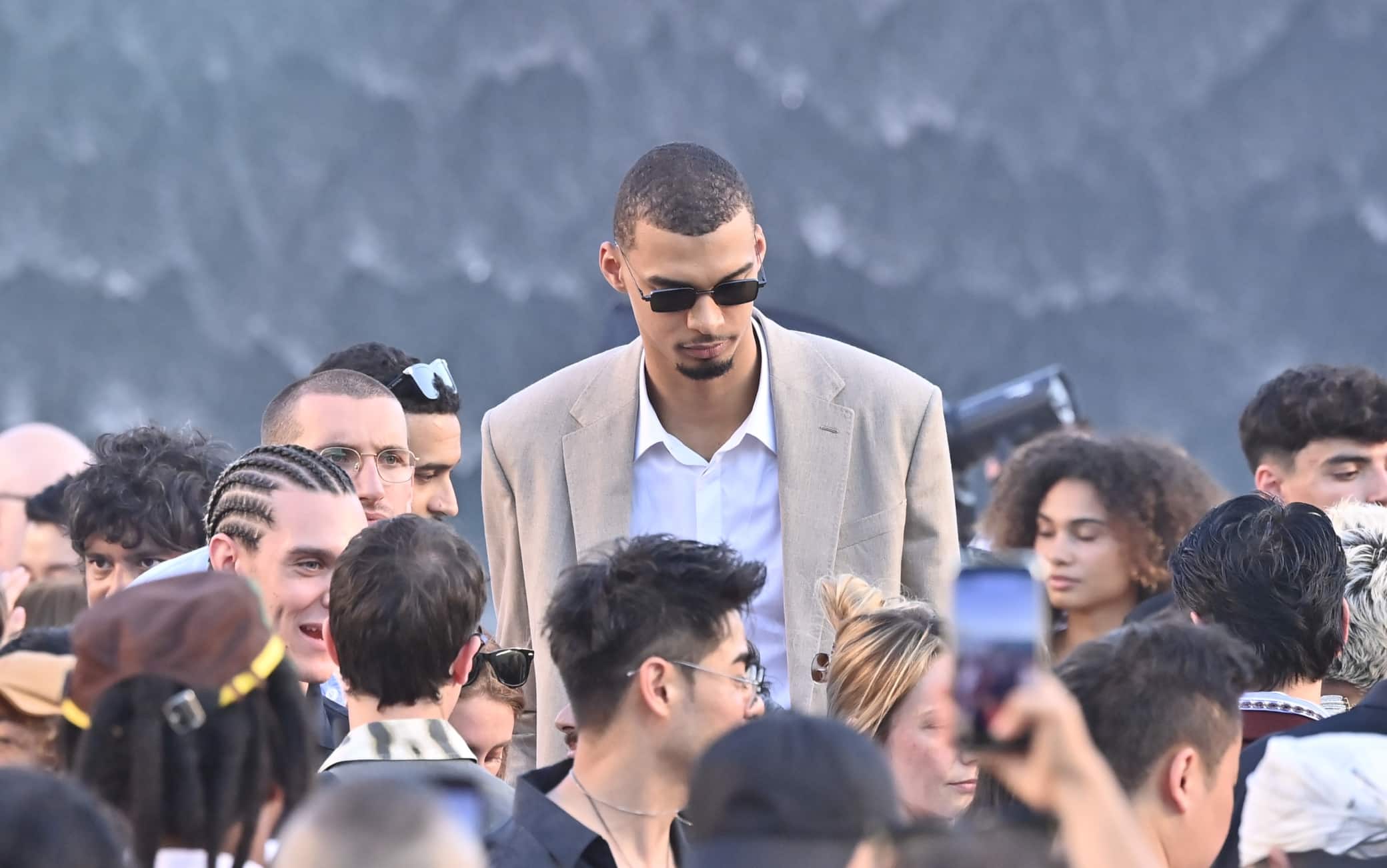 Mercato? Draft? No, Wembanyama si distrae così alle sfilate della Paris Fashion Week