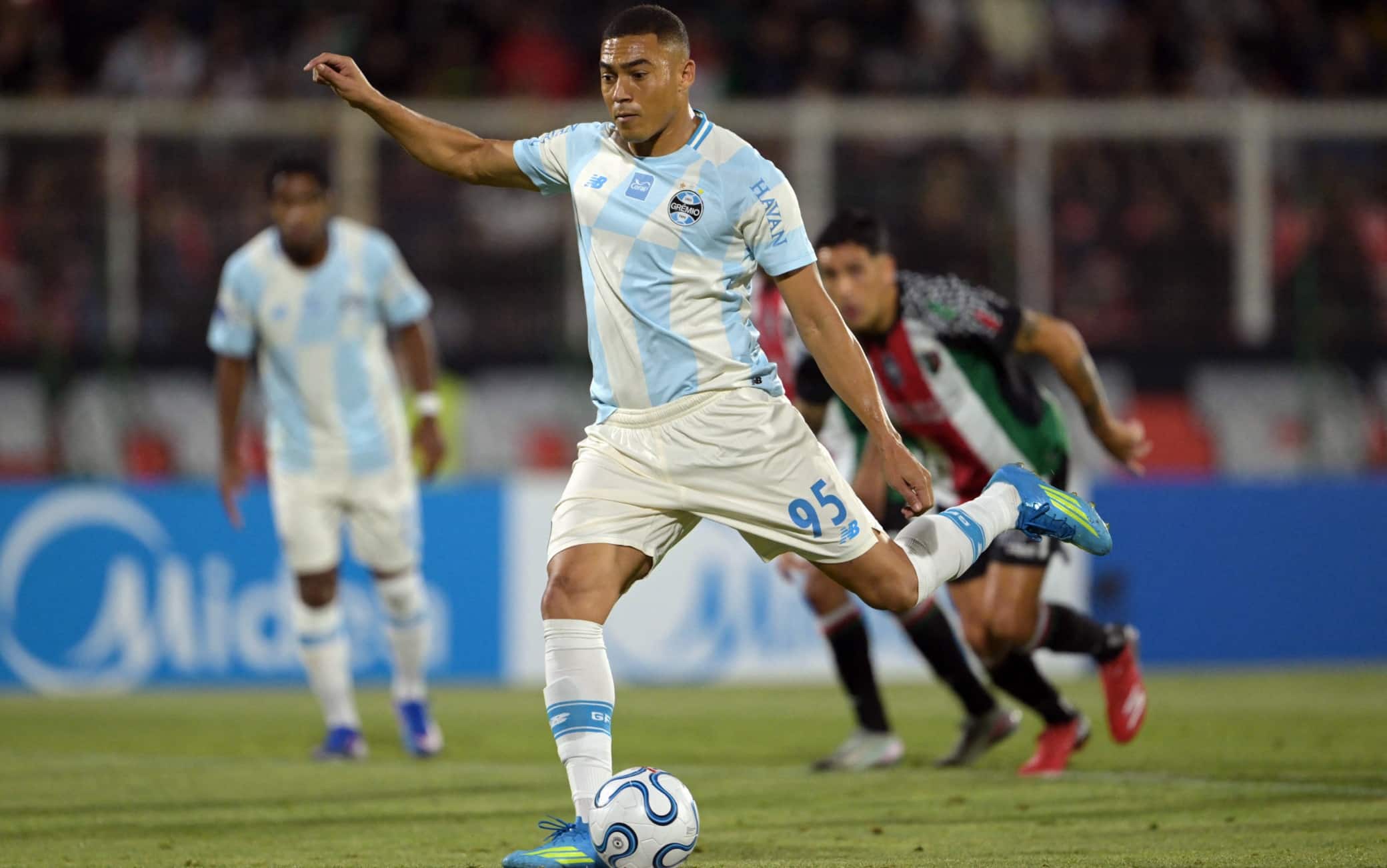 Carlos Vinicius da incubo: sbaglia 3 rigori in 6 minuti in Palestino-Gremio. VIDEO