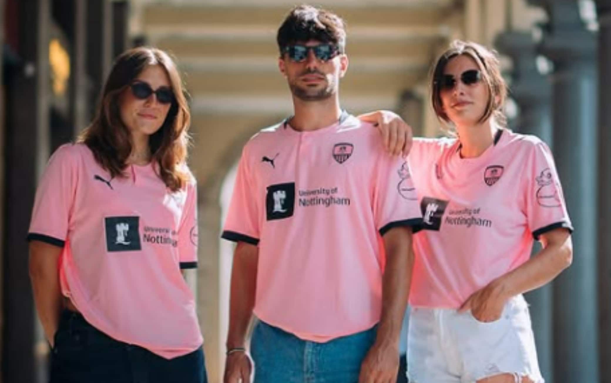 Notts County, maglia da trasferta di colore rosa omaggio alla Juve