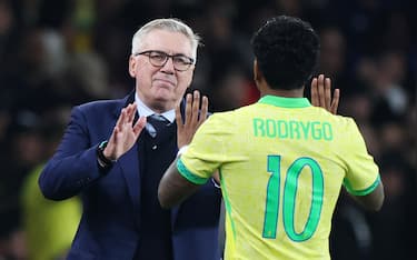 epa12528311 Brazilâ  s head coach Carlo Ancelotti interacts with his player Rodrygo (R) players after the International friendly soccer match between Brazil and Senegal, in London, Britain, 15 November 2025.  EPA/ANDY RAIN