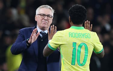 epa12528311 Brazilâ  s head coach Carlo Ancelotti interacts with his player Rodrygo (R) players after the International friendly soccer match between Brazil and Senegal, in London, Britain, 15 November 2025.  EPA/ANDY RAIN