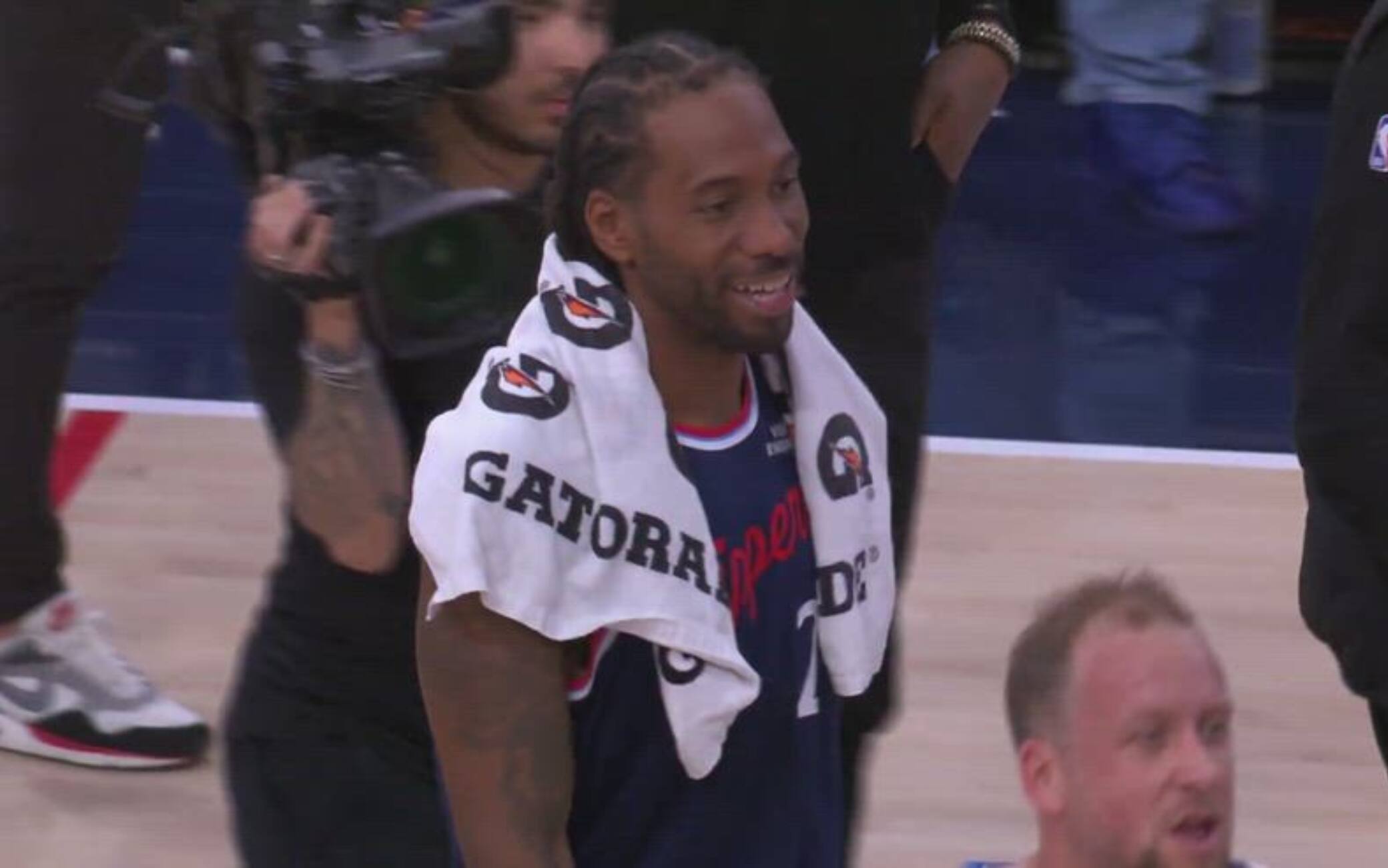 NBA, "Ehi, una rissa!": la reazione di Kawhi Leonard è da ridere. VIDEO