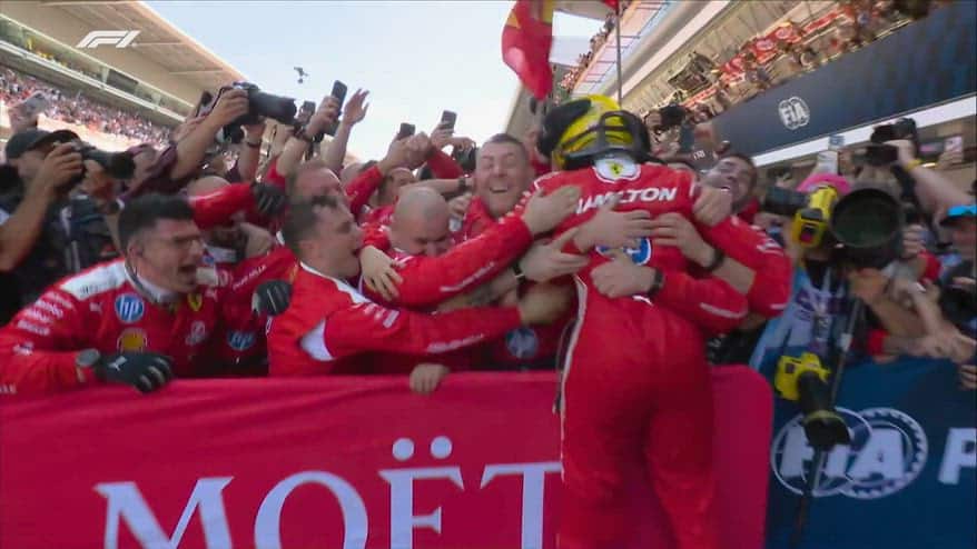 Hamilton, gli abbracci con la squadra dopo la vittoria