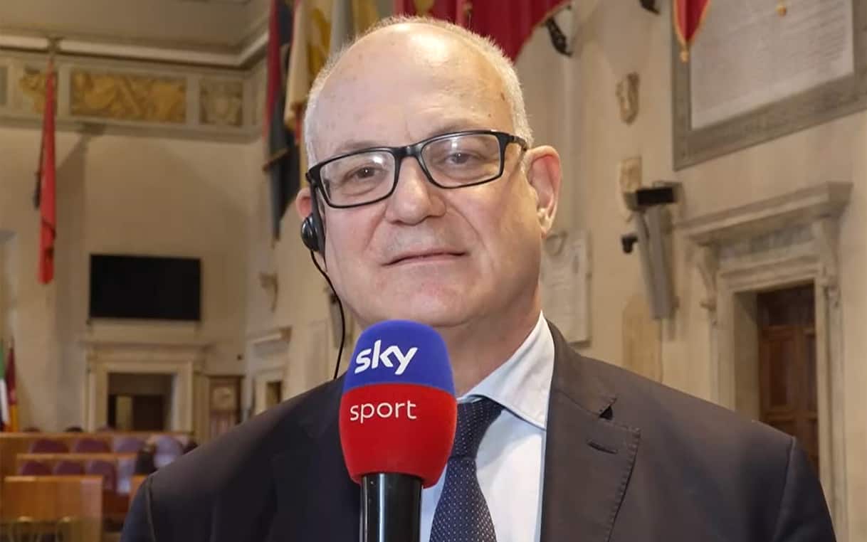 https://sport.sky.it/assets/images/234b72cc5465297bce743ecc870a91ae9364ba58/skysport/it/calcio/serie-a/video/2026/03/13/stadio-roma-gualtieri-dichiarazione-video-1081866/gualtieri_roma_stadio_intervista.jpg?im=Resize,width=1218
