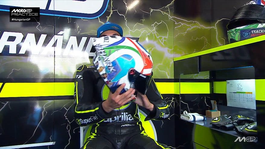 Il casco di Raul Fernandez dedicato ai Mondiali: il VIDEO