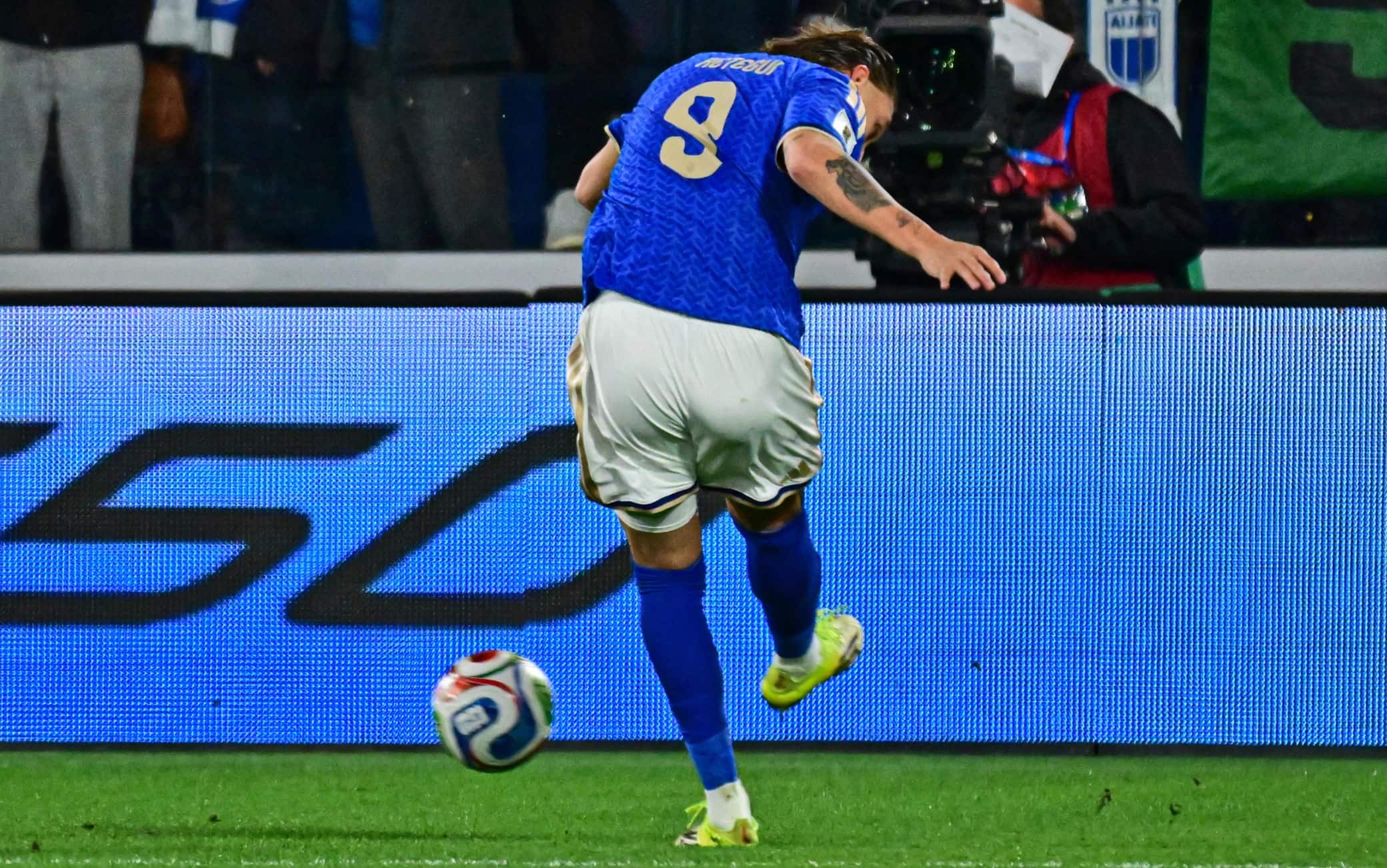 Ci aspettavamo un'Irlanda del Nord chiusa e così è stato. Linea a cinque e Italia in difficoltà nel creare pericoli. Unica vera chance del primo tempo per Dimarco al 7' (con annessa quasi ribattuta a rete di Tonali, anticipato di un soffio). Qualche tiro di Kean e Retegui c'è stato, ma mai veramente pericoloso. Alto, invece, un colpo di testa di Bastoni su azione da corner. L'Irlanda del Nord sta sfruttando ogni situazione da fermo per alzare la palla alta in area, senza disdegnare le ripartenze.