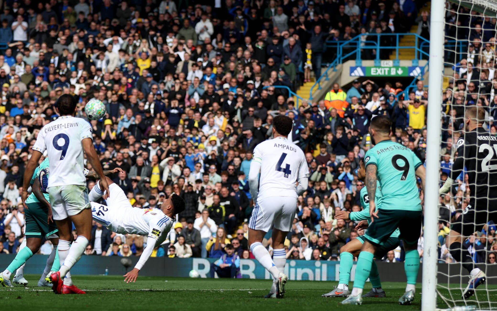 Leeds-Wolverhampton, difensore o bomber? Justin segna... in rovesciata! Guarda il gol
