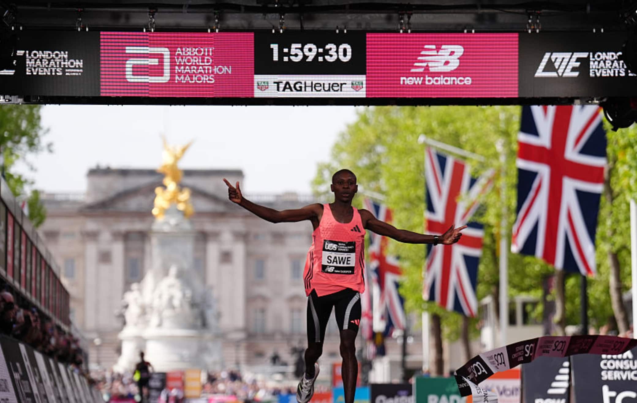 Maratona di Londra, Sawe trionfa scendendo sotto le due ore: nuovo record del mondo
