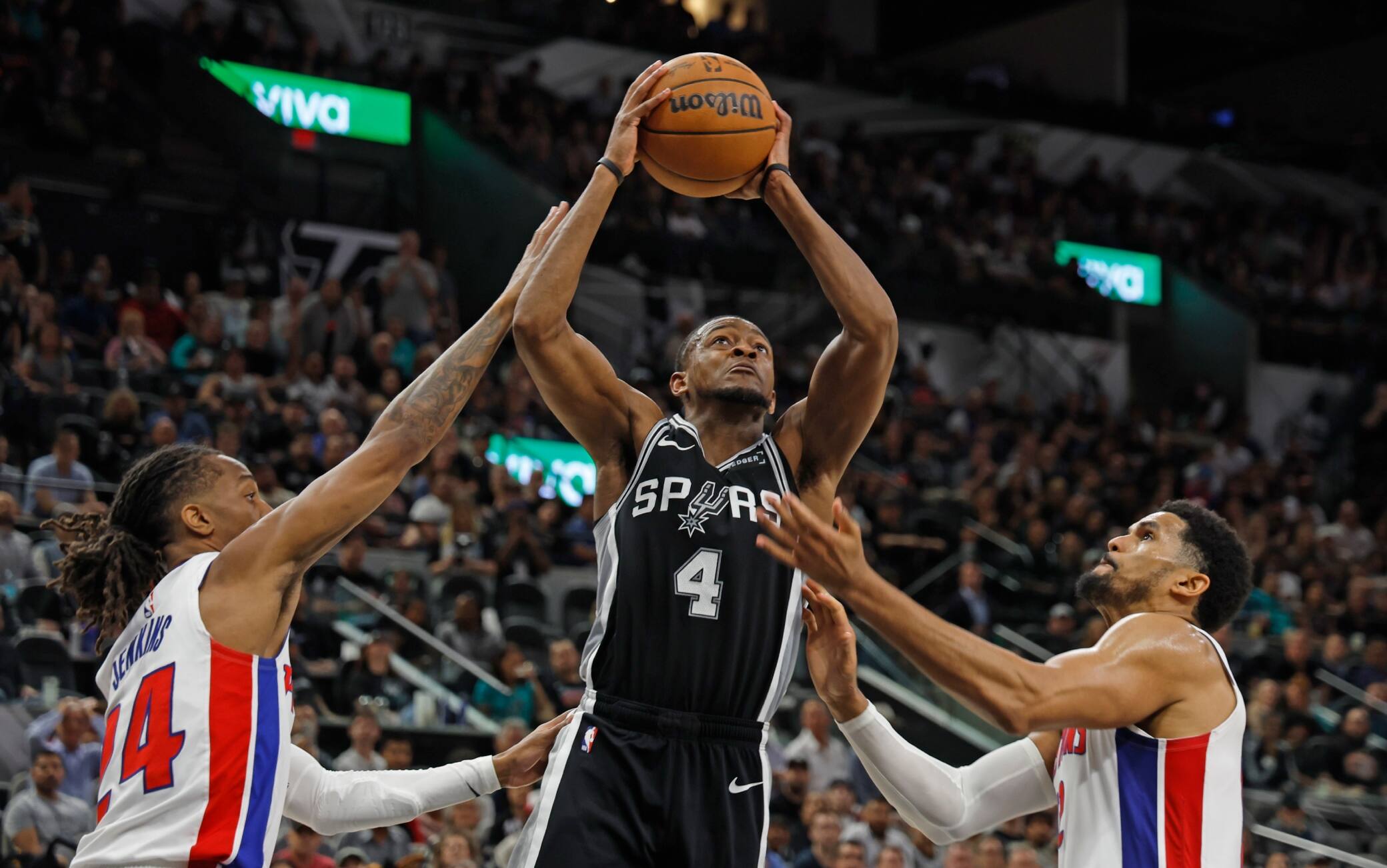 NBA, i risultati della notte: San Antonio travolge Detroit, i Lakers cadono a Denver