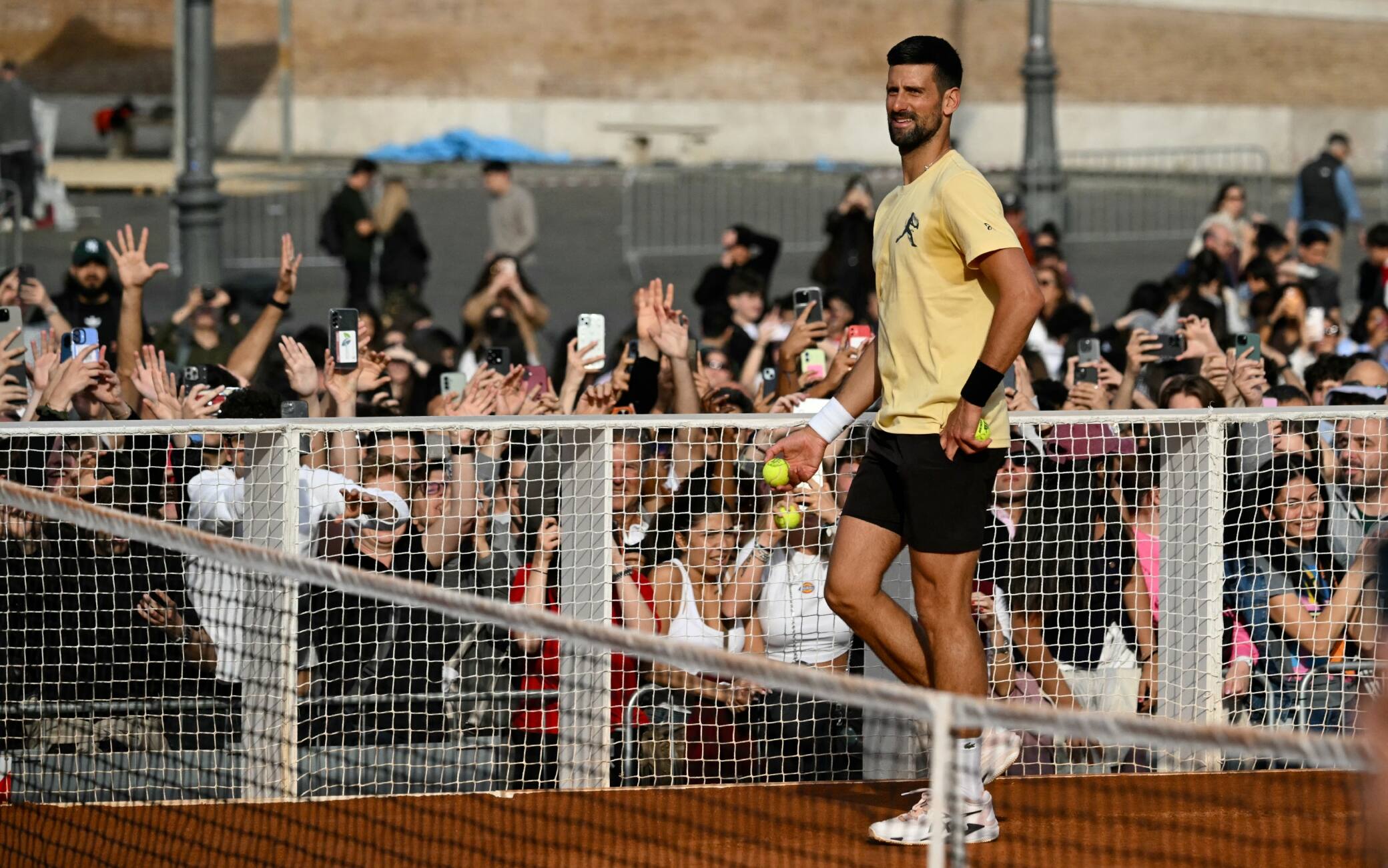 Internazionali BNL d'Italia, Djokovic si allena a Piazza del Popolo. FOTO