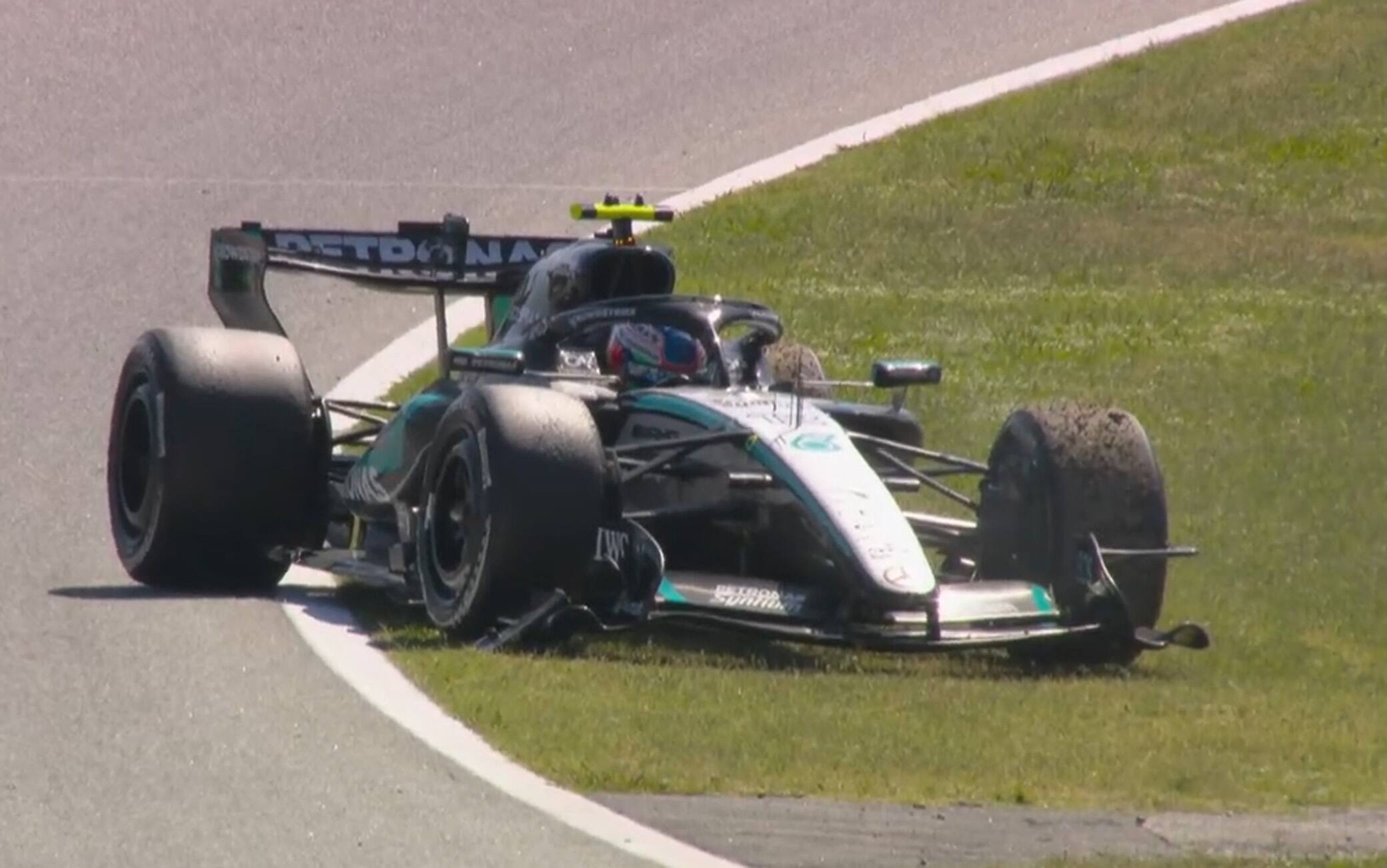 Problemi per la Mercedes: Kimi Antonelli si ritira a Barcellona. VIDEO