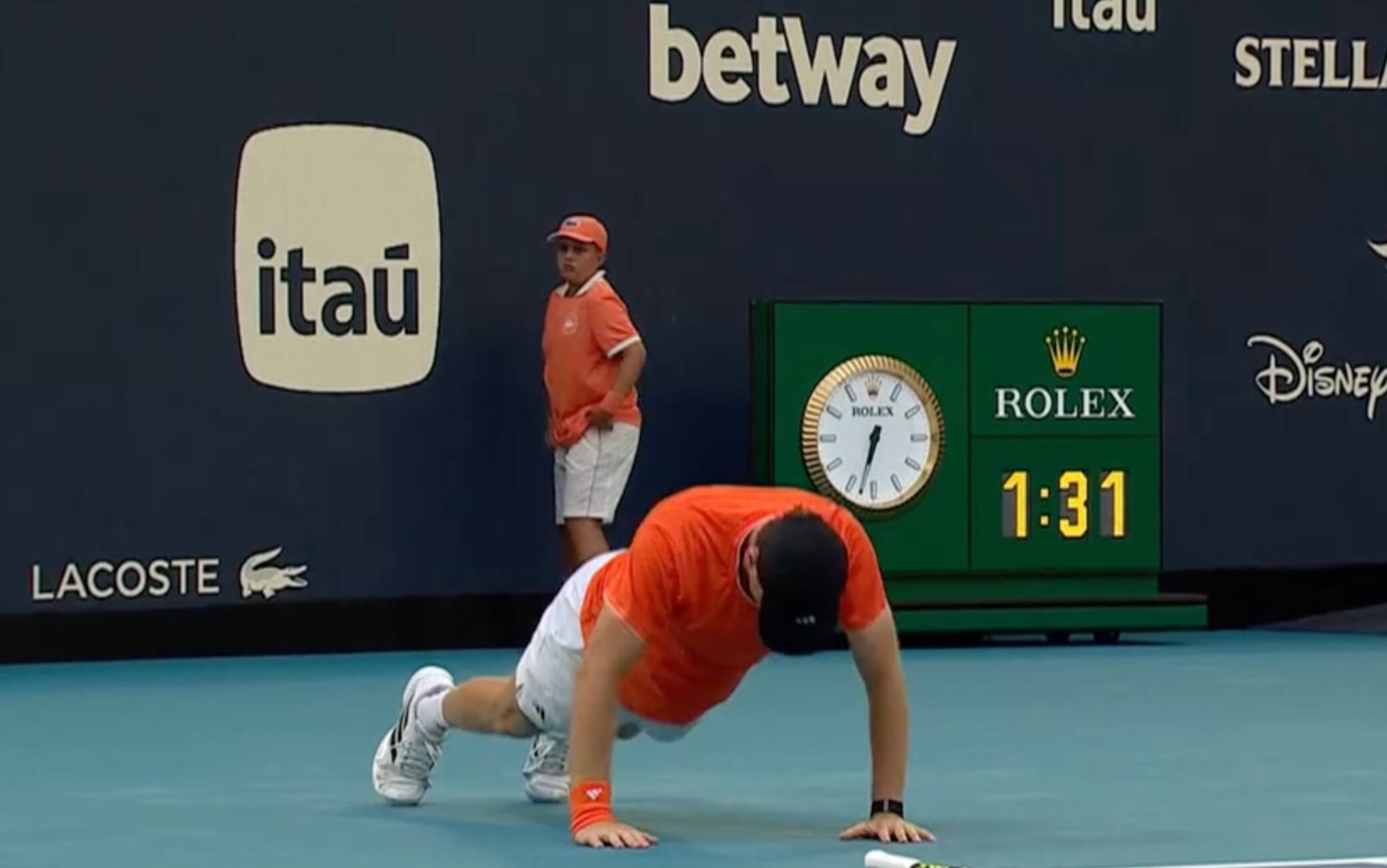 Atp Miami, Michelsen scivola contro Sinner e si rialza... con le flessioni. VIDEO