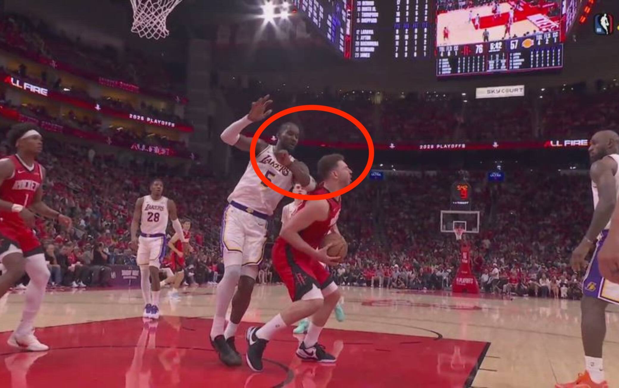 NBA, Ayton espulso per un fallo su Sengun: la gomitata nel 3° quarto di gara-4 a Houston