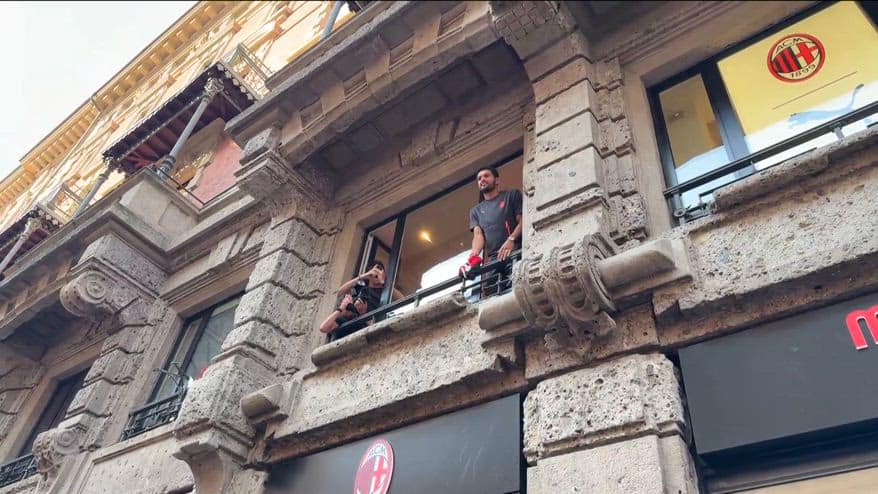 Milan, Goncalo Ramos si presenta: autografi con i tifosi