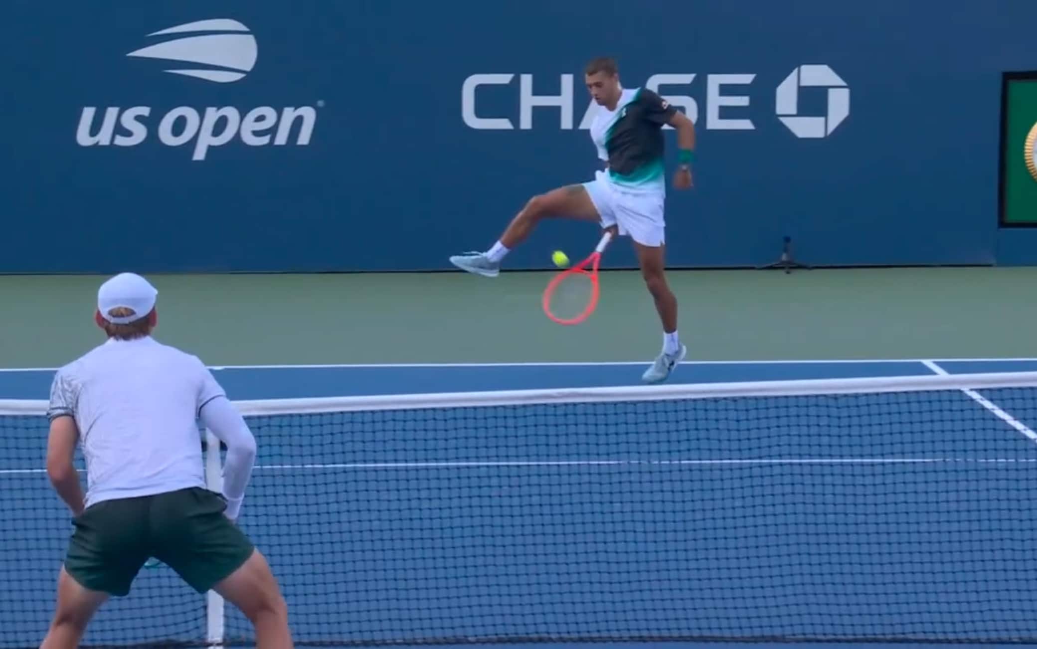 Cobolli da applausi agli US Open: il tweener frega Schoolkate. VIDEO