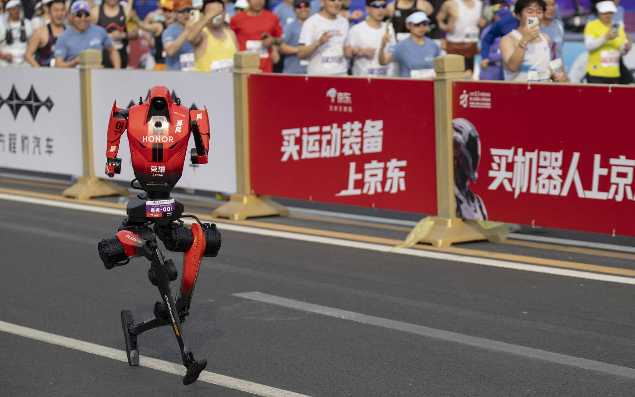 La folle mezza maratona dei robot in Cina: battuto il record umano di Kiplimo