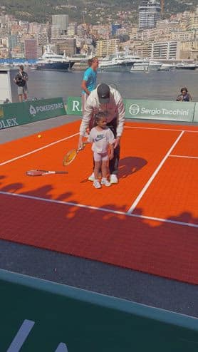 Sinner 'maestro' di tennis coi bambini a Monte-Carlo