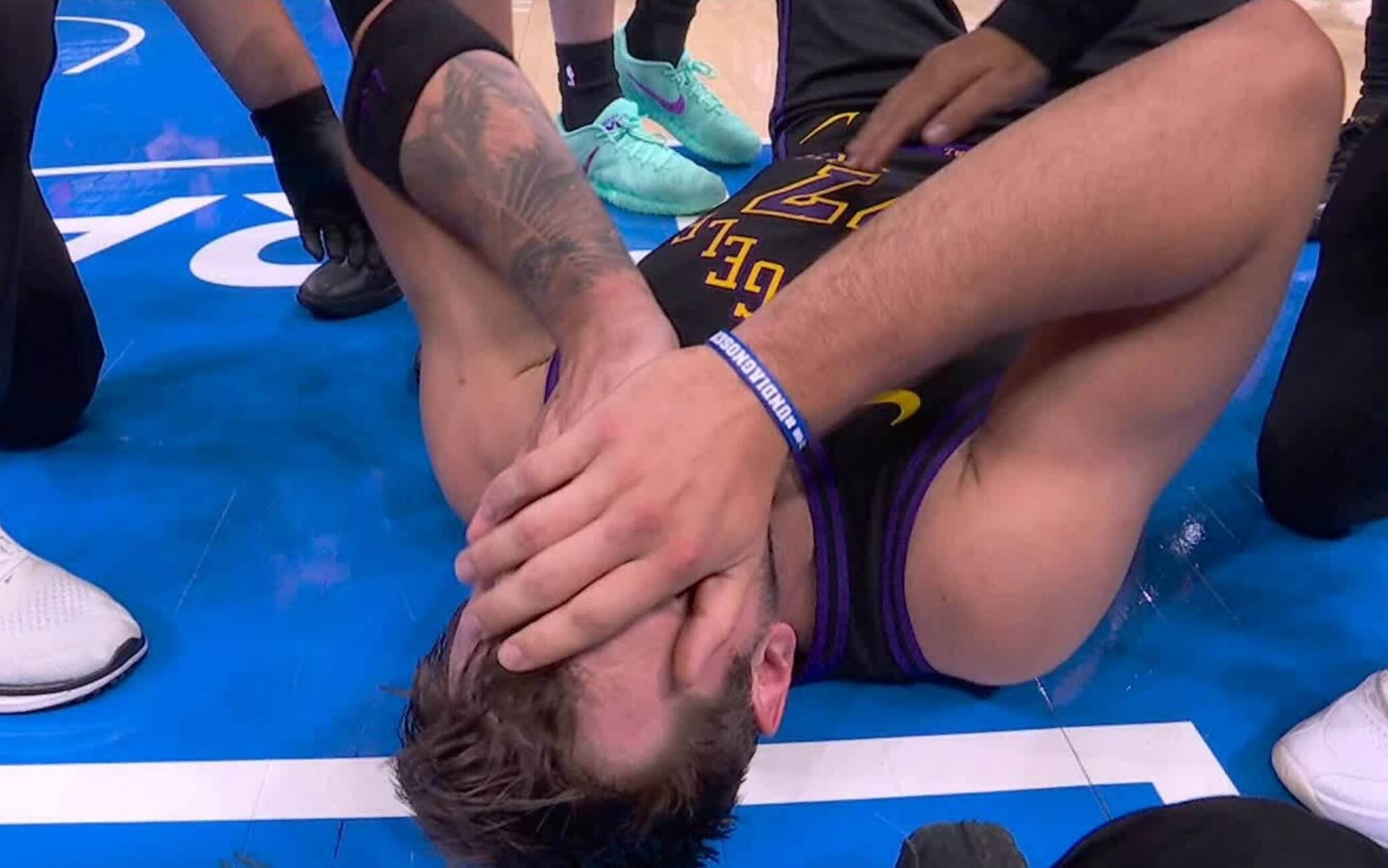 NBA, paura per i Lakers: infortunio nel 3° quarto a OKC, Doncic abbandona il campo