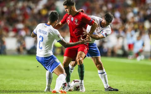 epa07011345 Portugal's Andre Silva (C) in action against Italy's Emerson Palmieri (L) during the UEFA Nations League soccer match betwen Portugal and Italy in Lisbon, Portugal, 10 September 2018.  EPA/JOSE SENA GOULAO