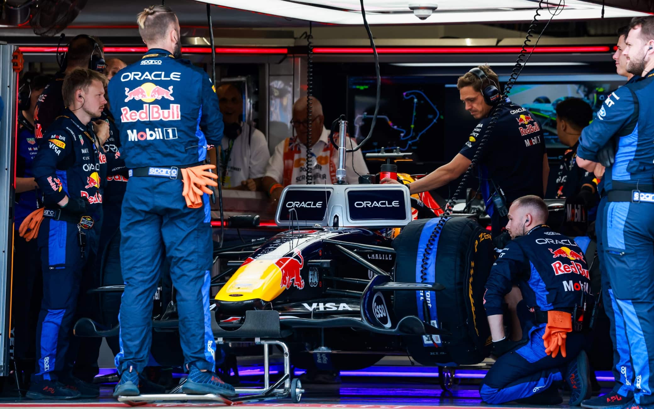 F1, penalità non solo per Norris (McLaren) al GP Spa: sanzione anche per Hadjar (Red Bull)