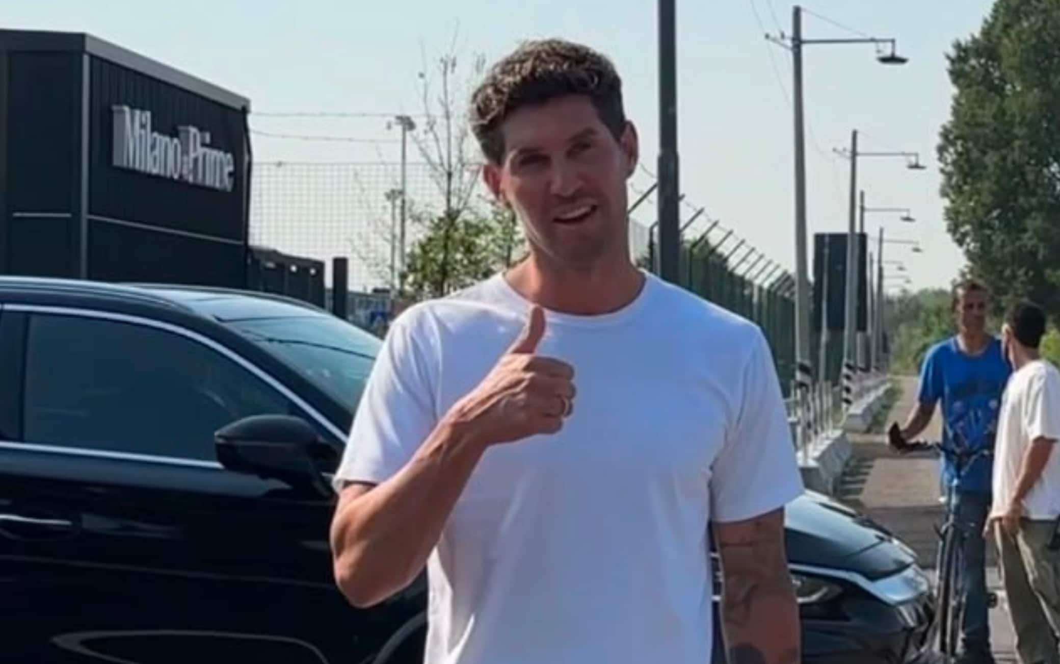 Inter, Stones è arrivato a Milano: "Felice di essere qui". Oggi visite e firma