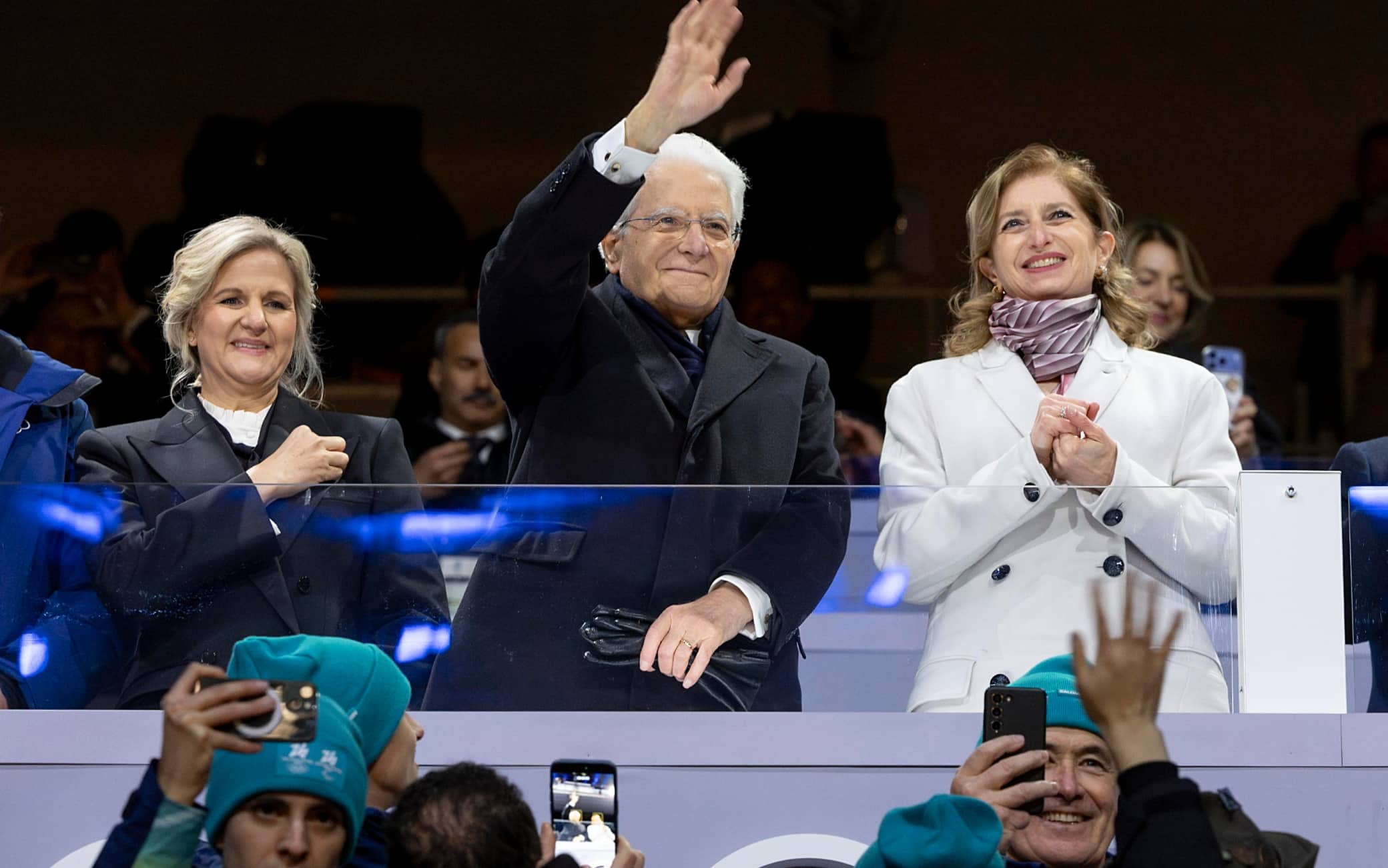 Mattarella saluta il pubblico alla cerimonia inaugurale