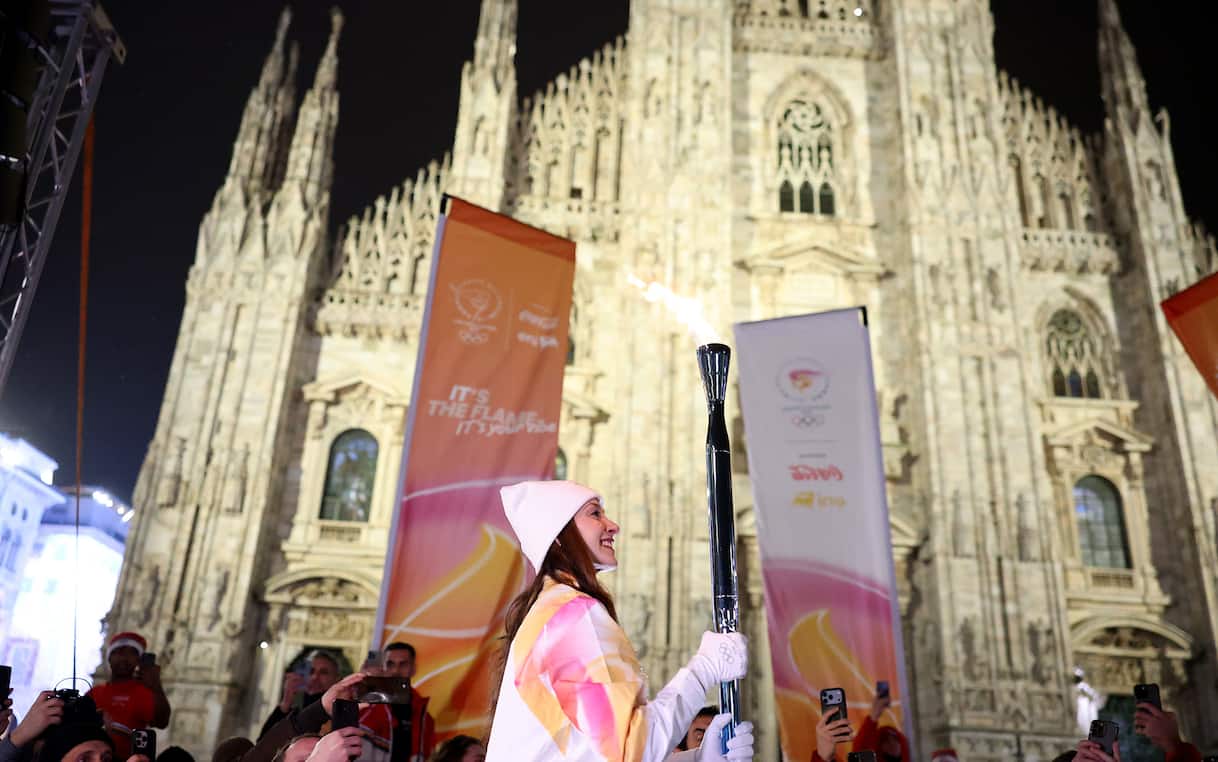 Fiamma olimpica Milano Cortina 2026 in Duomo: le foto dell'accensione ...