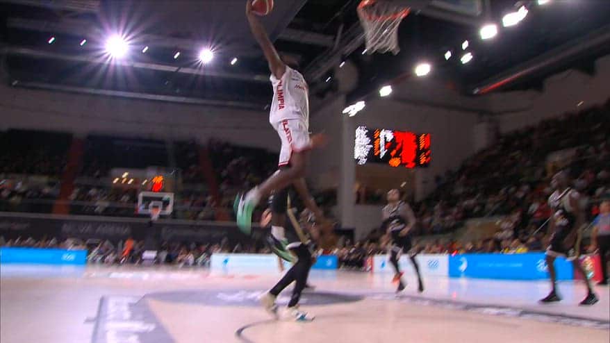 Supercoppa Basket, Moses Wright vola a schiacciare