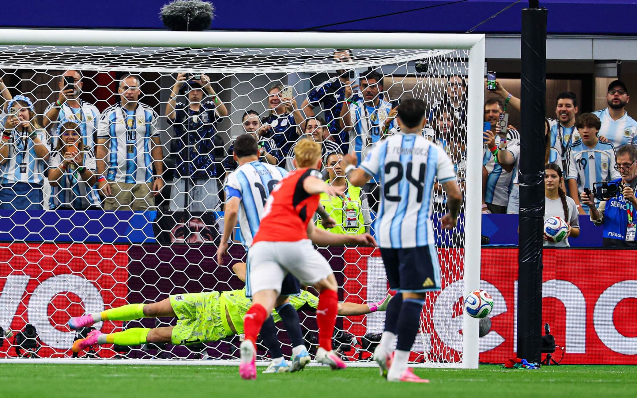 Messi sbaglia il rigore in Argentina-Austria