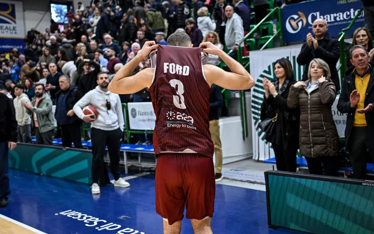 https://sport.sky.it/assets/images/2947110bbb47dd2ff20fc92b881bed5edda58178/skysport/it/basket/serie-a/2026/01/02/trapani-shark-jordan-ford-addio-turchia/Jordan_Ford_Ciamillo-Castoria_Trapani.jpg?im=Resize,width=1218