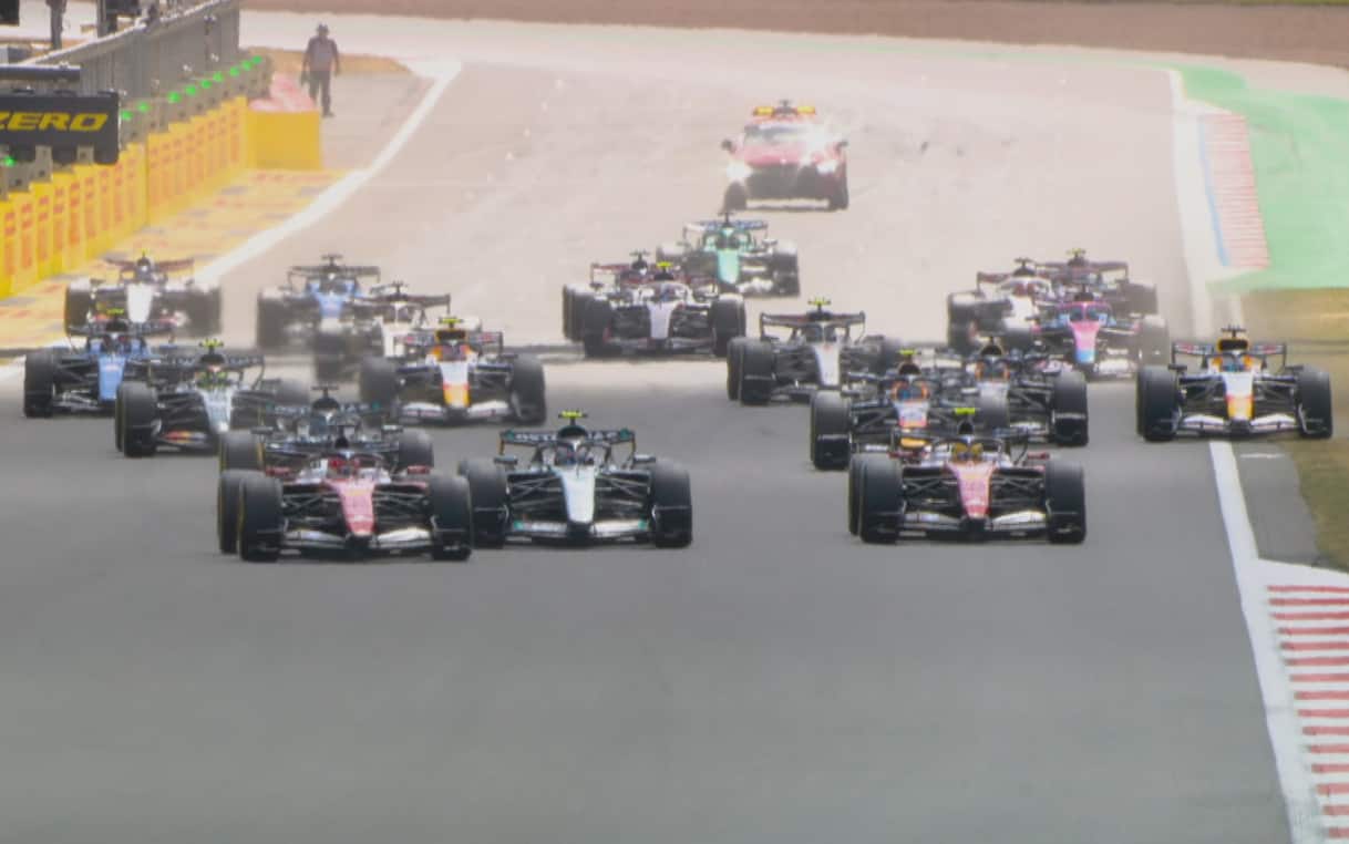 https://sport.sky.it/assets/images/29590b4a856cdae1a38a6977e36583c7d99b1032/skysport/it/motori/formula-1/video/2026/07/05/f1-gp-silverstone-partenza-primo-giro-video-1109784/partenza_silverstone_cover.jpg?im=Resize,width=1218