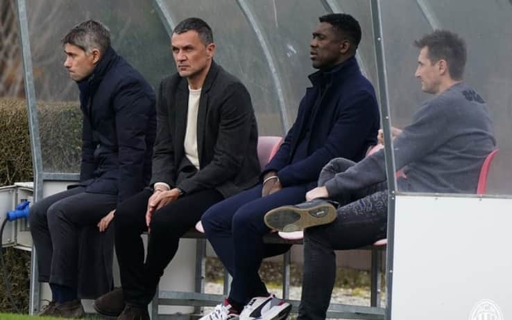 I due ospiti seguono l'allenamento dalla panchina (ph - acmilan.com)