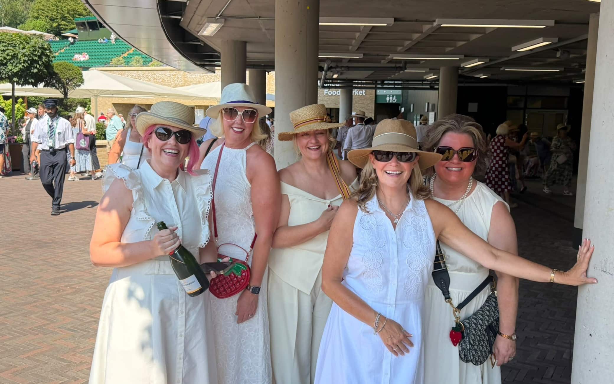 Wimbledon è anche atmosfera: dress code rigorosamente bianco e qualche bollicina…