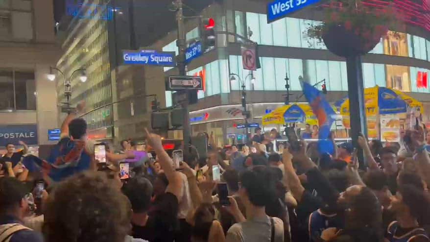 NBA, la festa in strada dei tifosi Knicks dopo gara-4