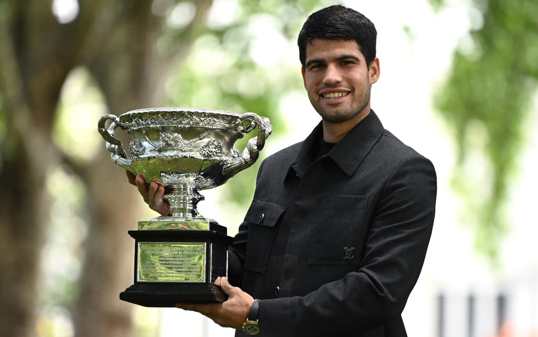 Alcaraz vince gli Australian Open: le foto con il trofeo a Melbourne