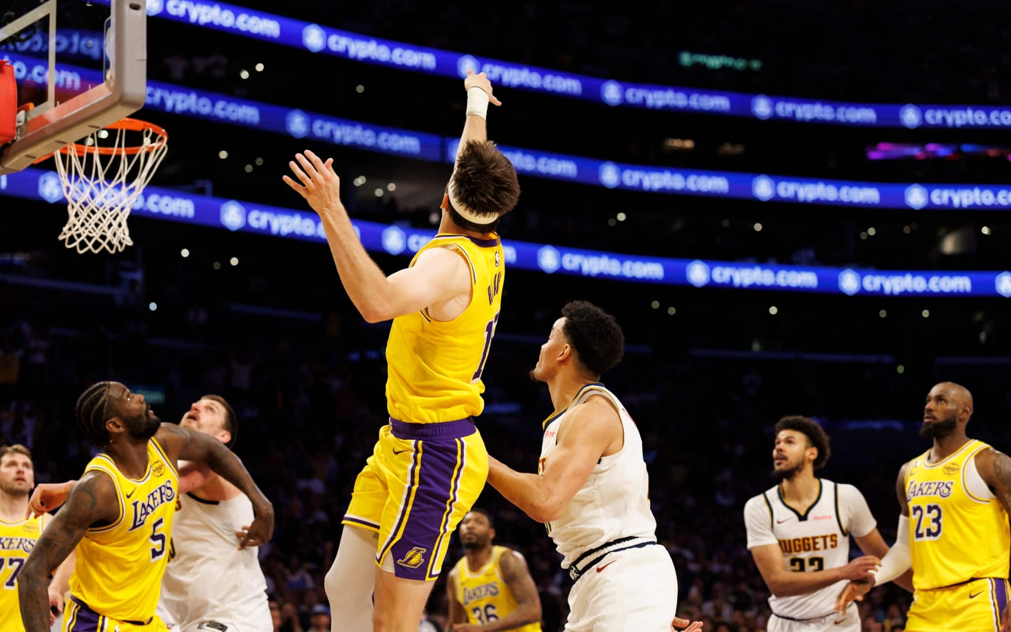 NBA, Reaves gioca di furbizia: libero sbagliato e canestro, Lakers e Nuggets all'overtime