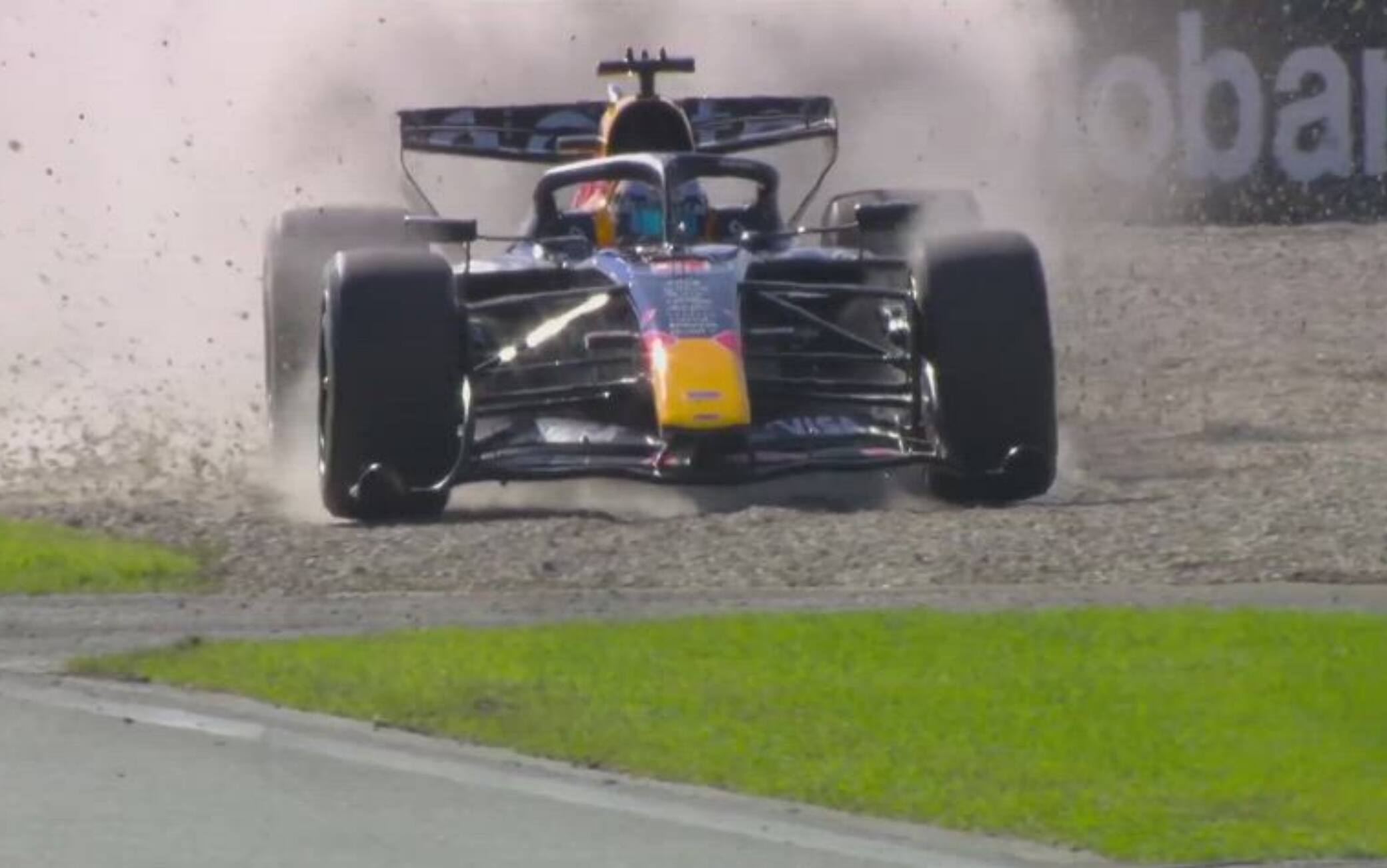 Verstappen, che rischio! La sua Red Bull finisce sulla ghiaia in Australia. VIDEO