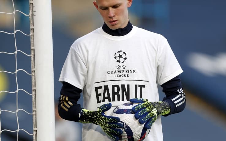Il Leeds in campo nel riscaldamento con le maglie contro la Superlega